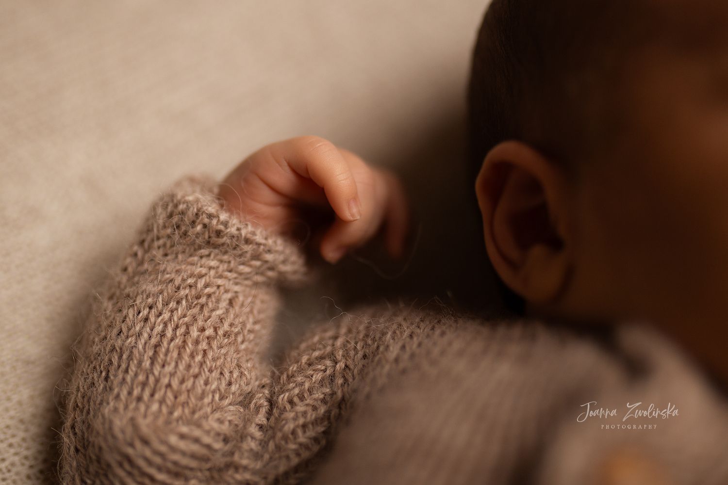 newborn-hand-closeup