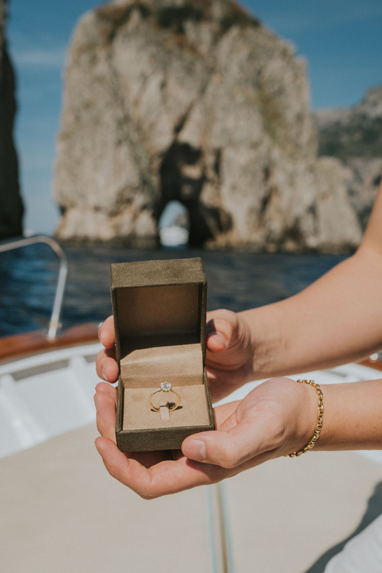 Ensaio fotográfico romântico em Capri, Costa Amalfitana, e Roma registrado com estilo autêntico.