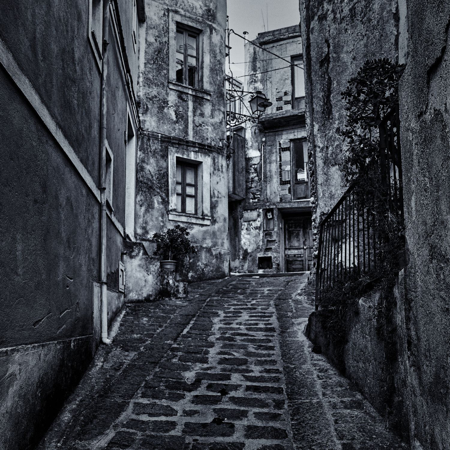 Black and white photograph of narrow cobblestone alleyways winding through an old European village.
Horvath-Photography-Sam-Sciarrino