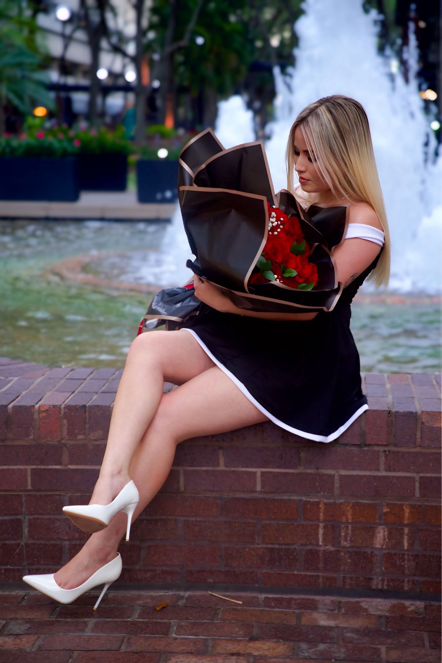 fotos de cumpleaños en ciudad, modelo posando con flores