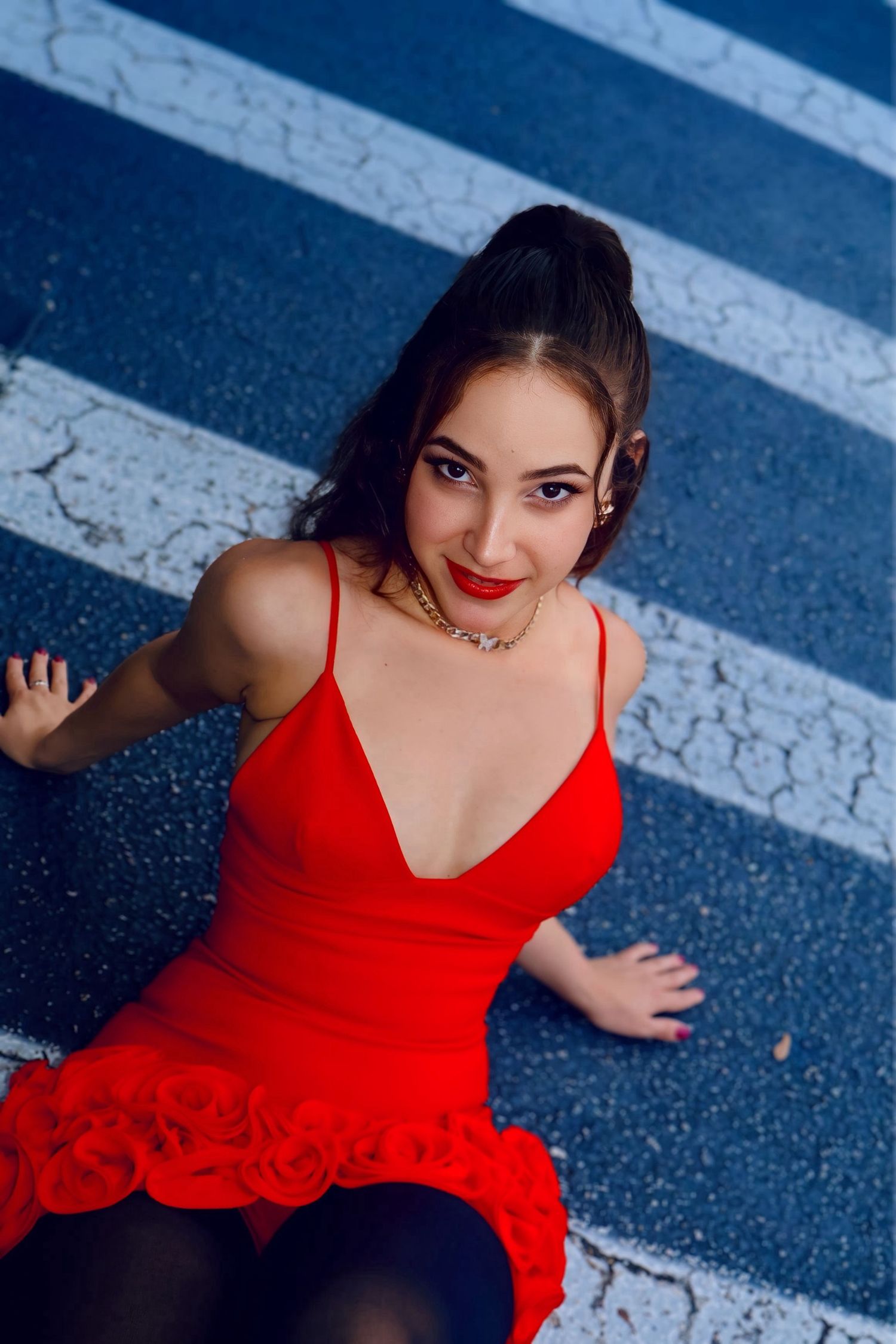 fotos urbanas, modelo posando con vestido rojo