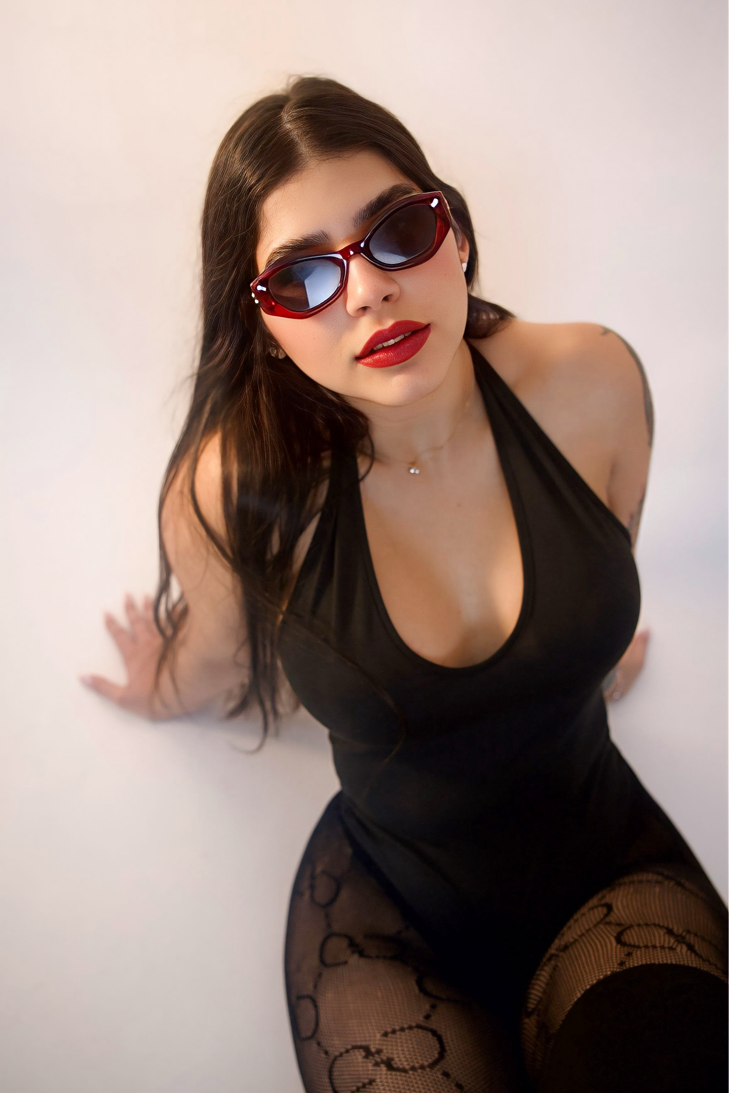 modelo posando para fotos de estudio