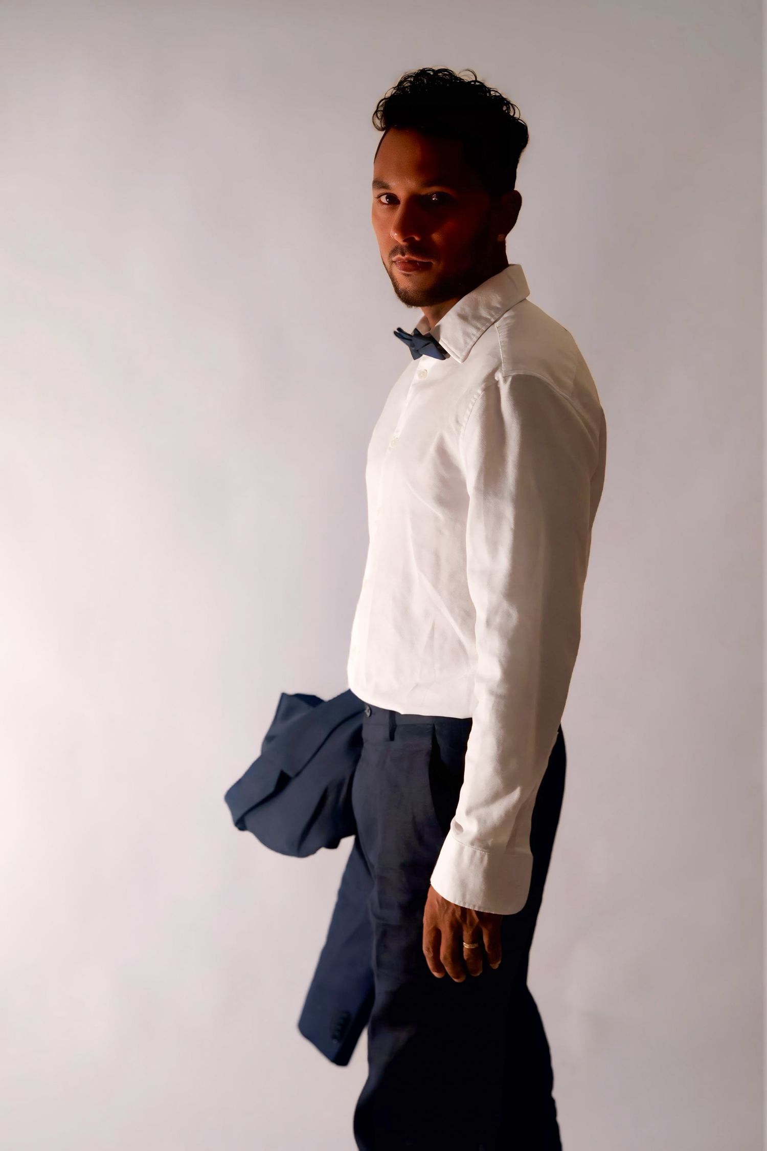 hombre posando para fotos de estudio en traje
