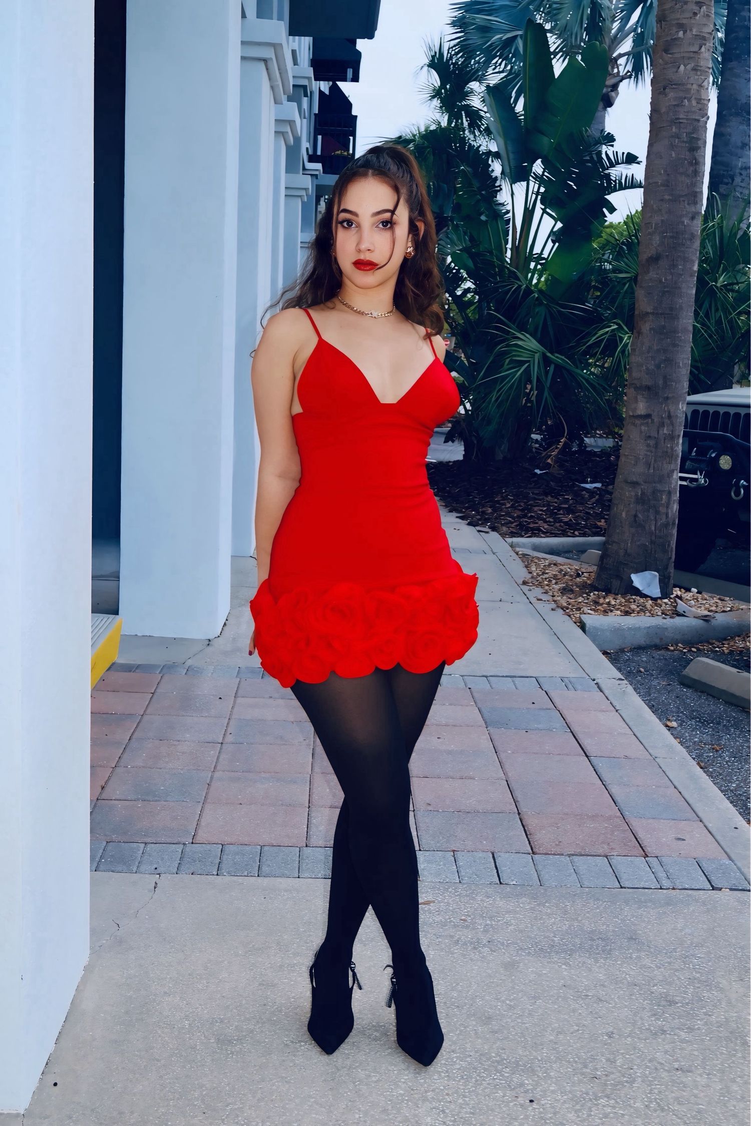 fotos urbanas, modelo posando con vestido rojo
