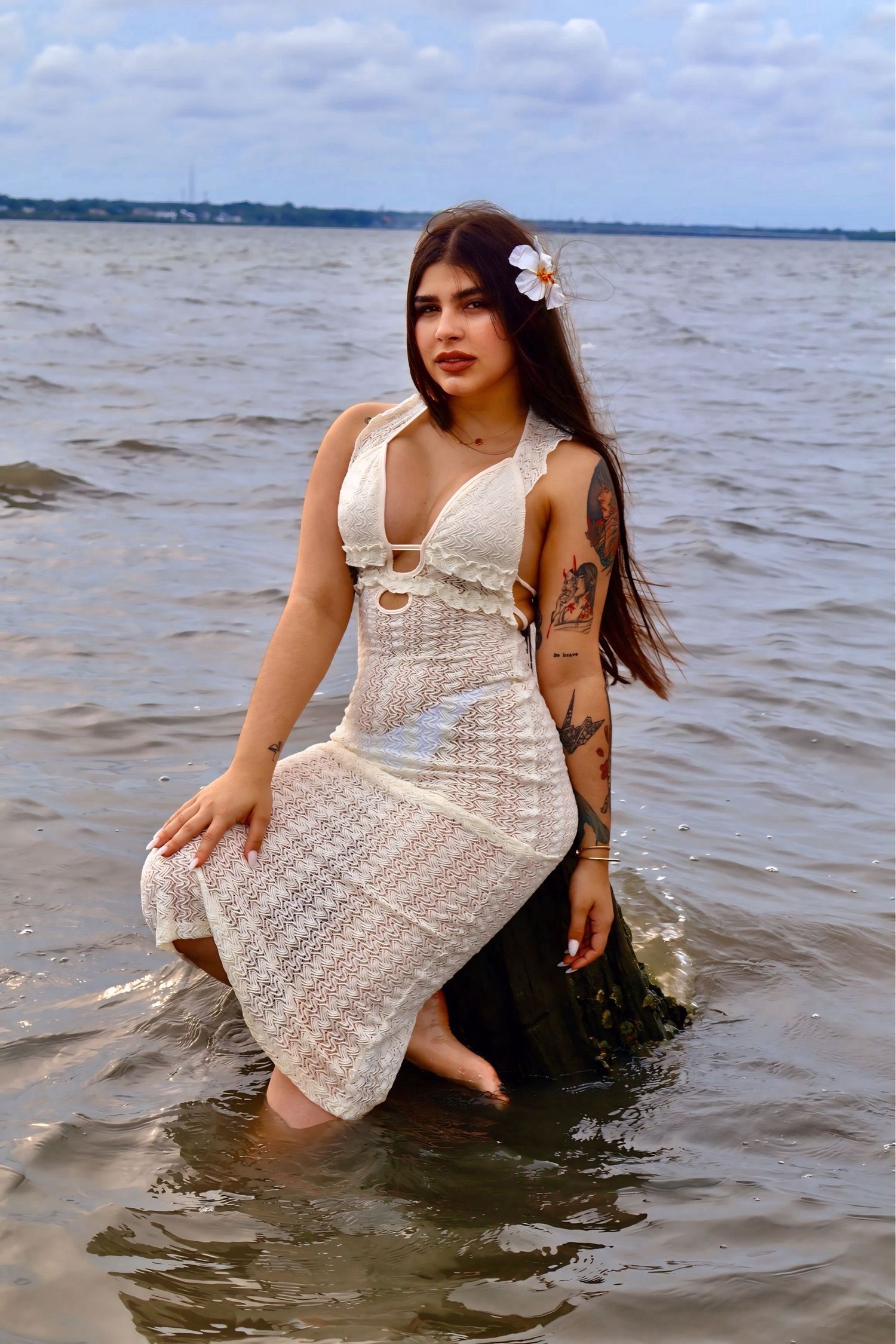 modelo posando en la playa