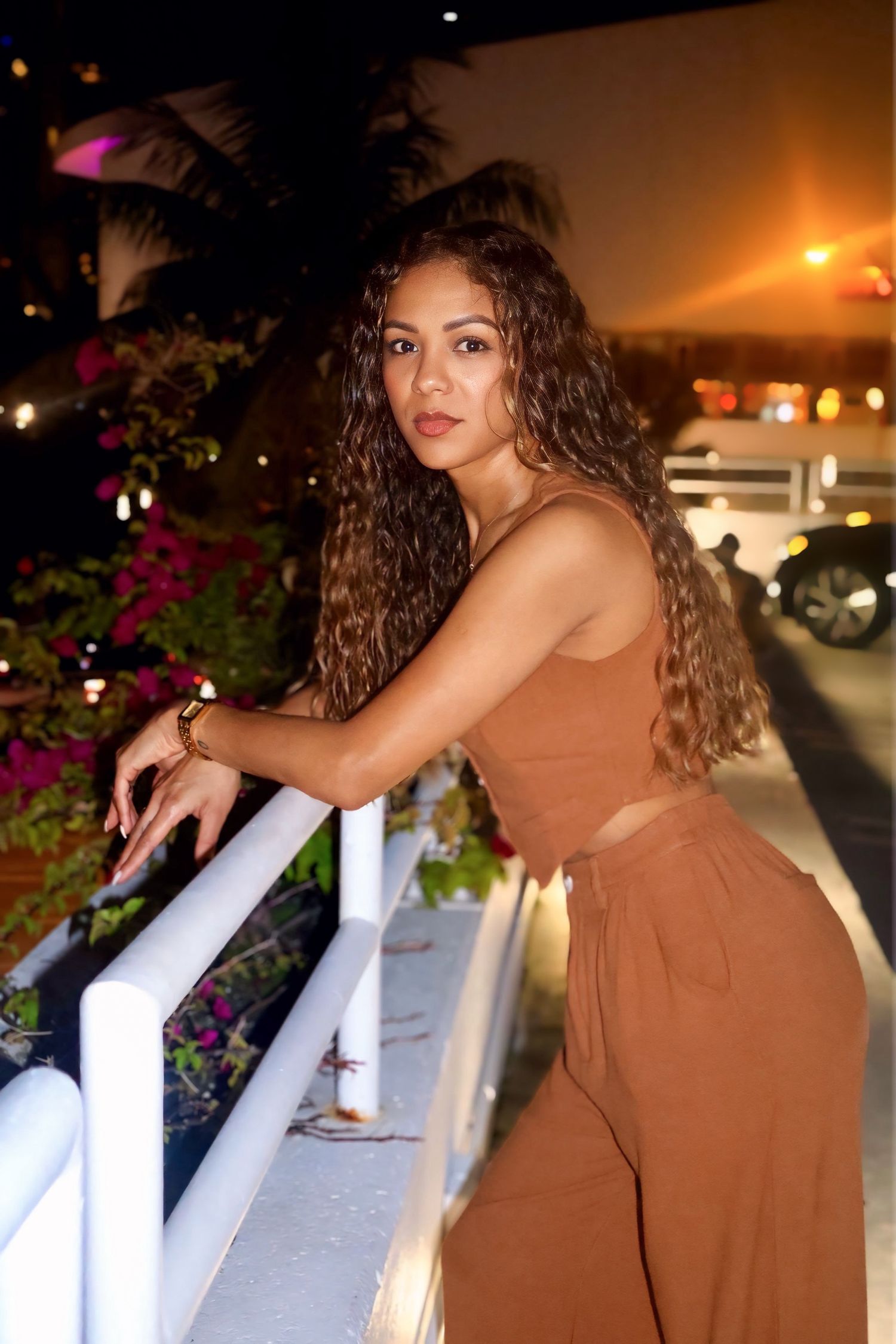 modelo posando en la ciudad, foto nocturna.