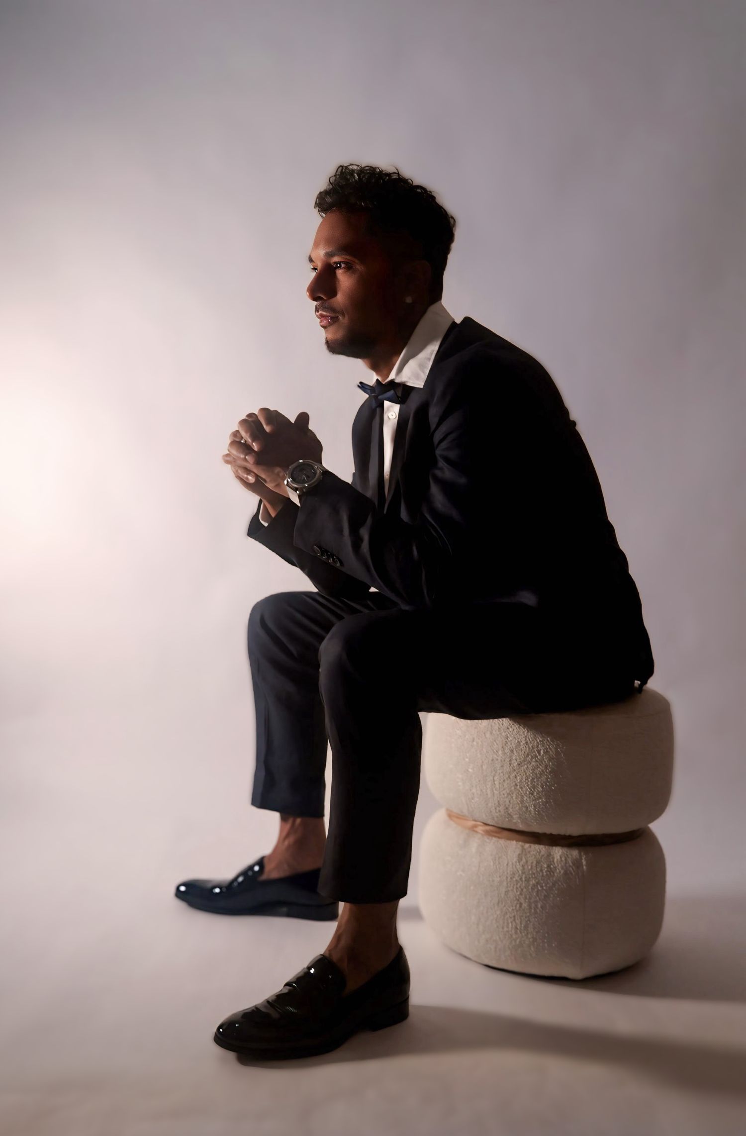 hombre posando para fotos de estudio en traje