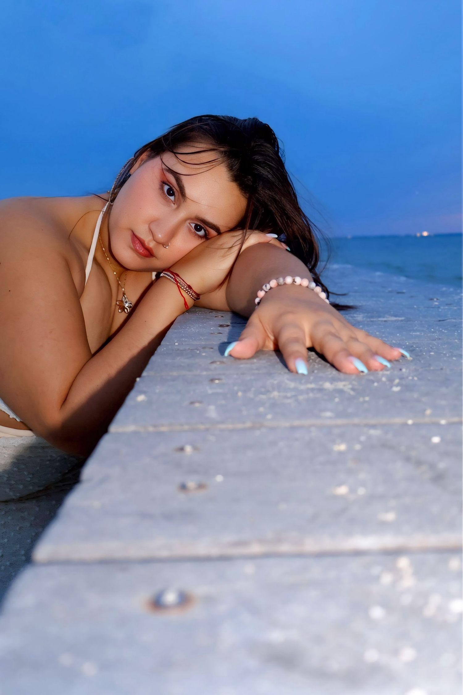modelo pasando en la playa