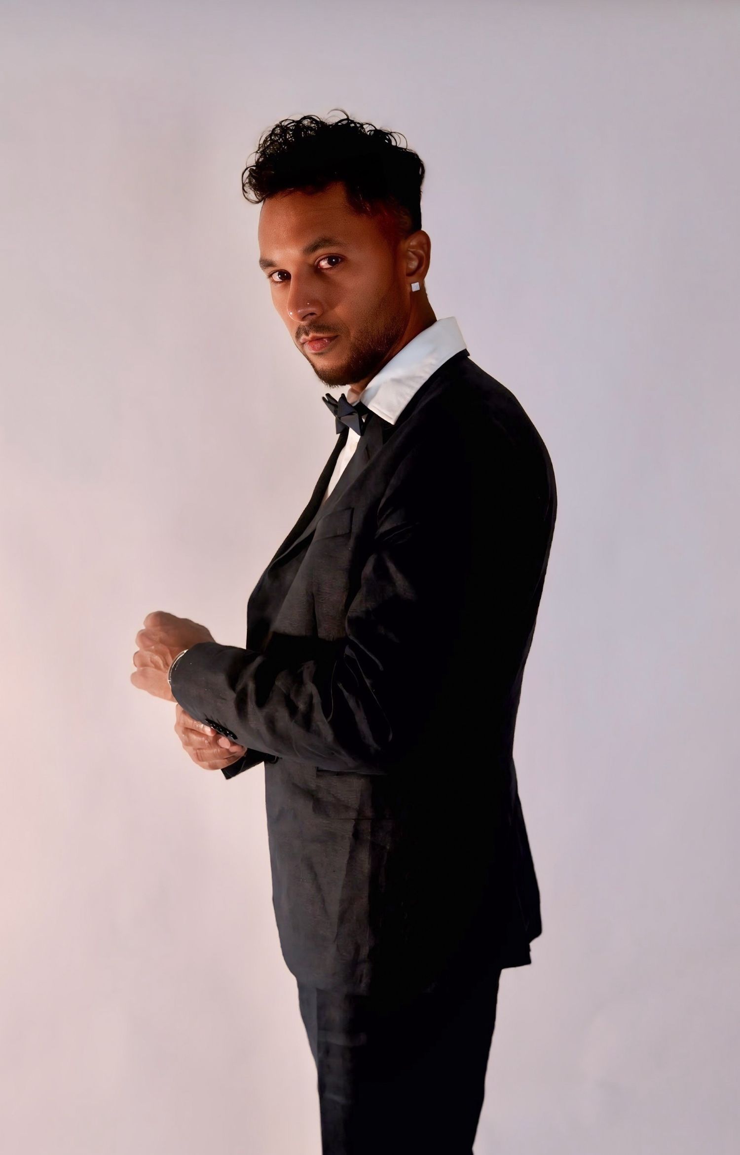 hombre posando para fotos de estudio en traje