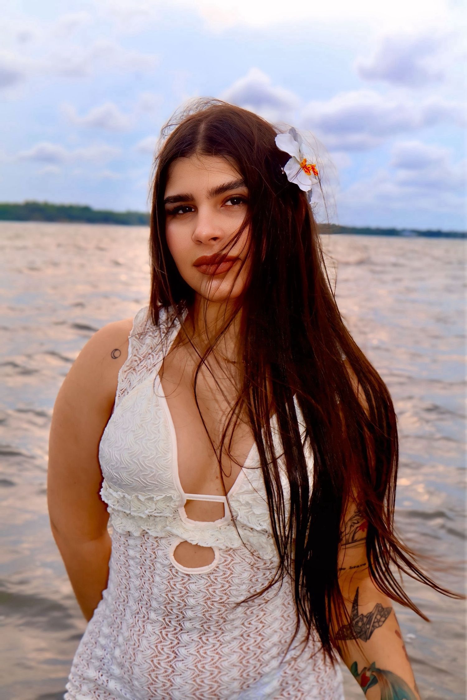 modelo posando en la playa