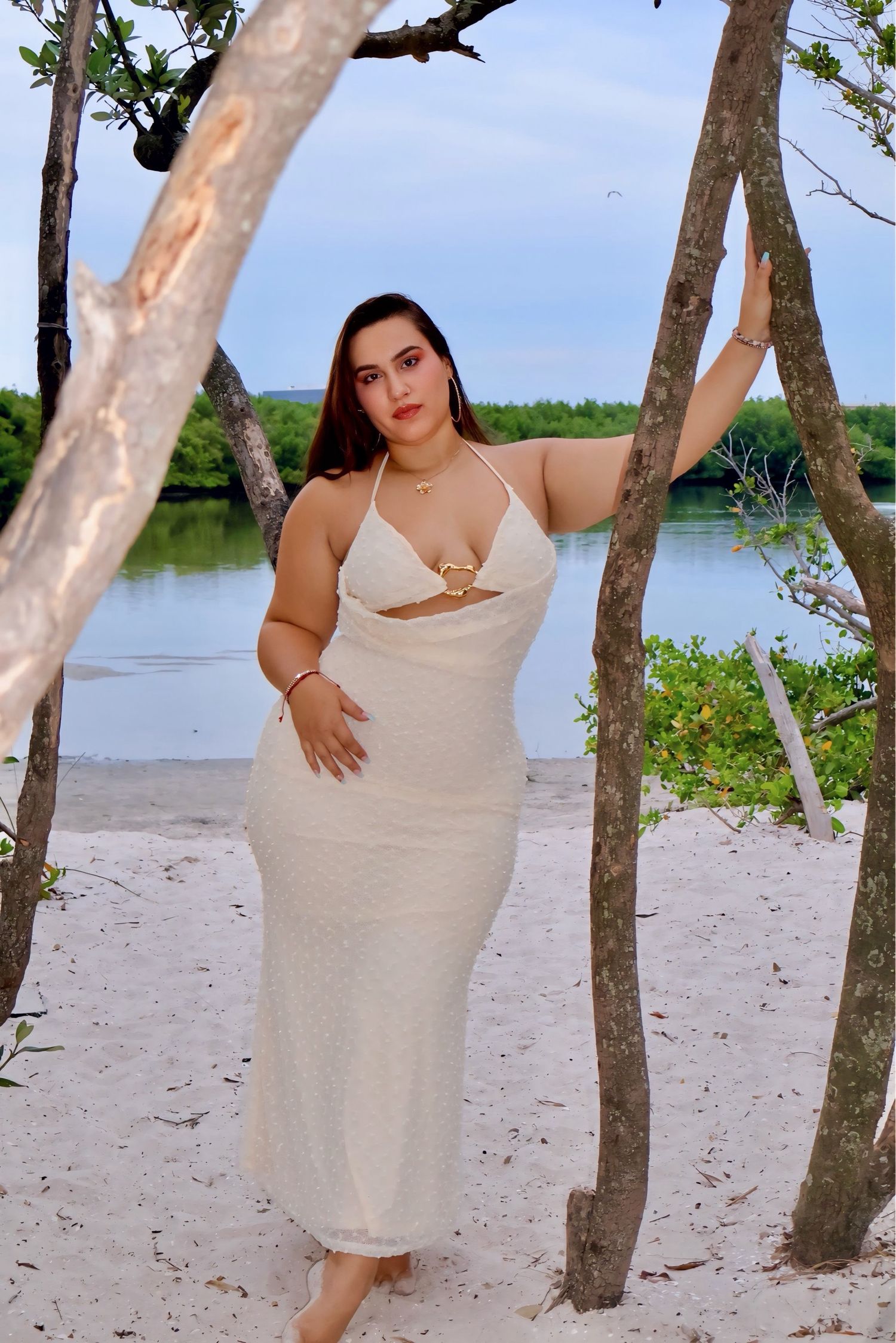 modelo pasando en la playa