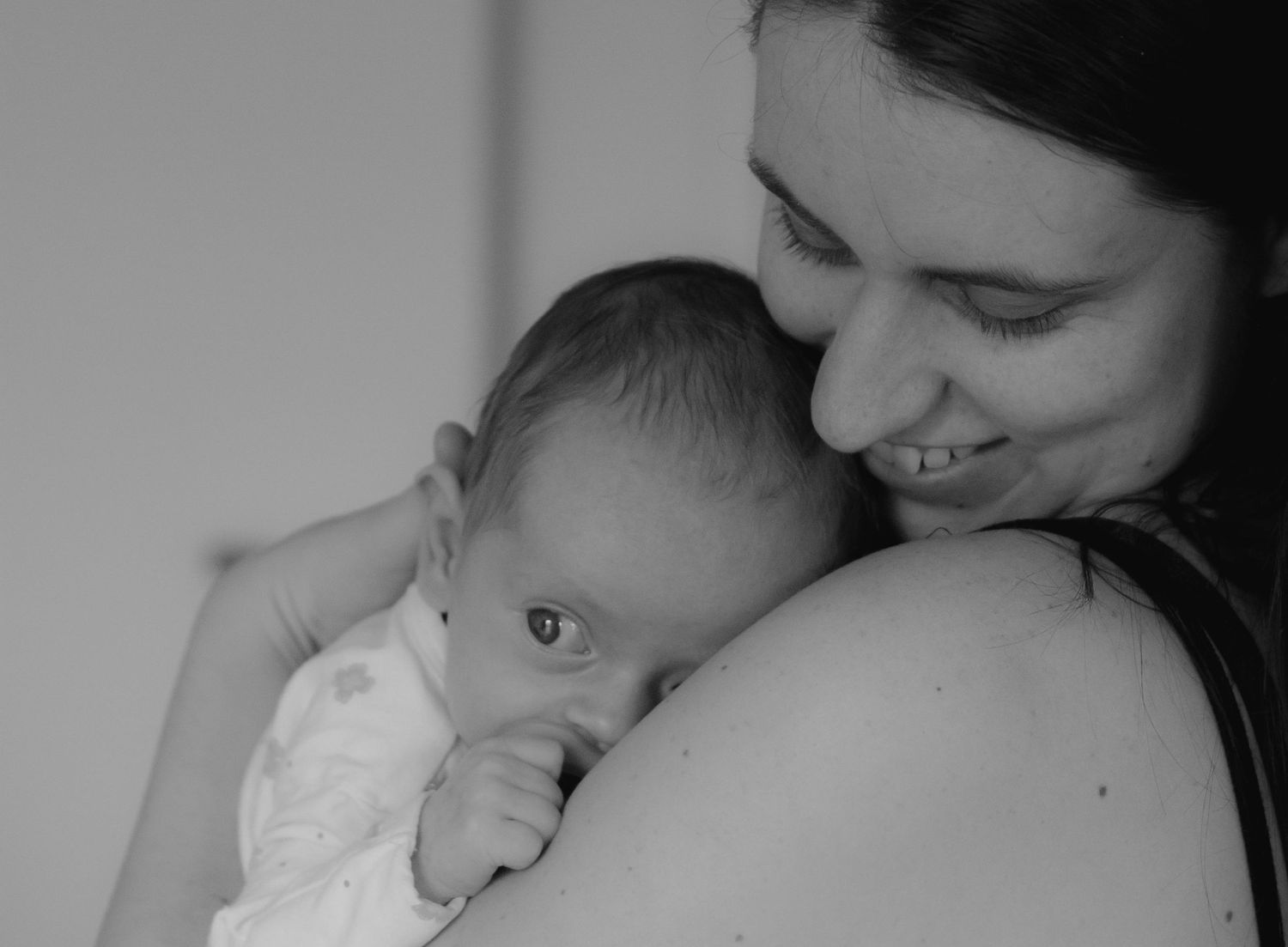 Tiny fingers, sleepy cuddles, and the beginning of a lifetime of memories. In Home Newborn Photography