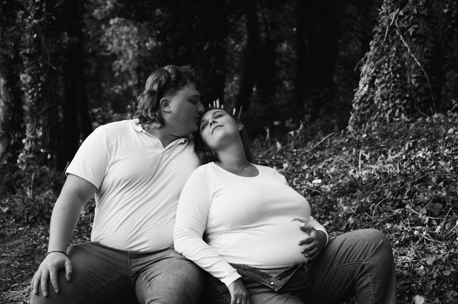 Black and white romantic photos of a couple relaxing outdoors in nature.