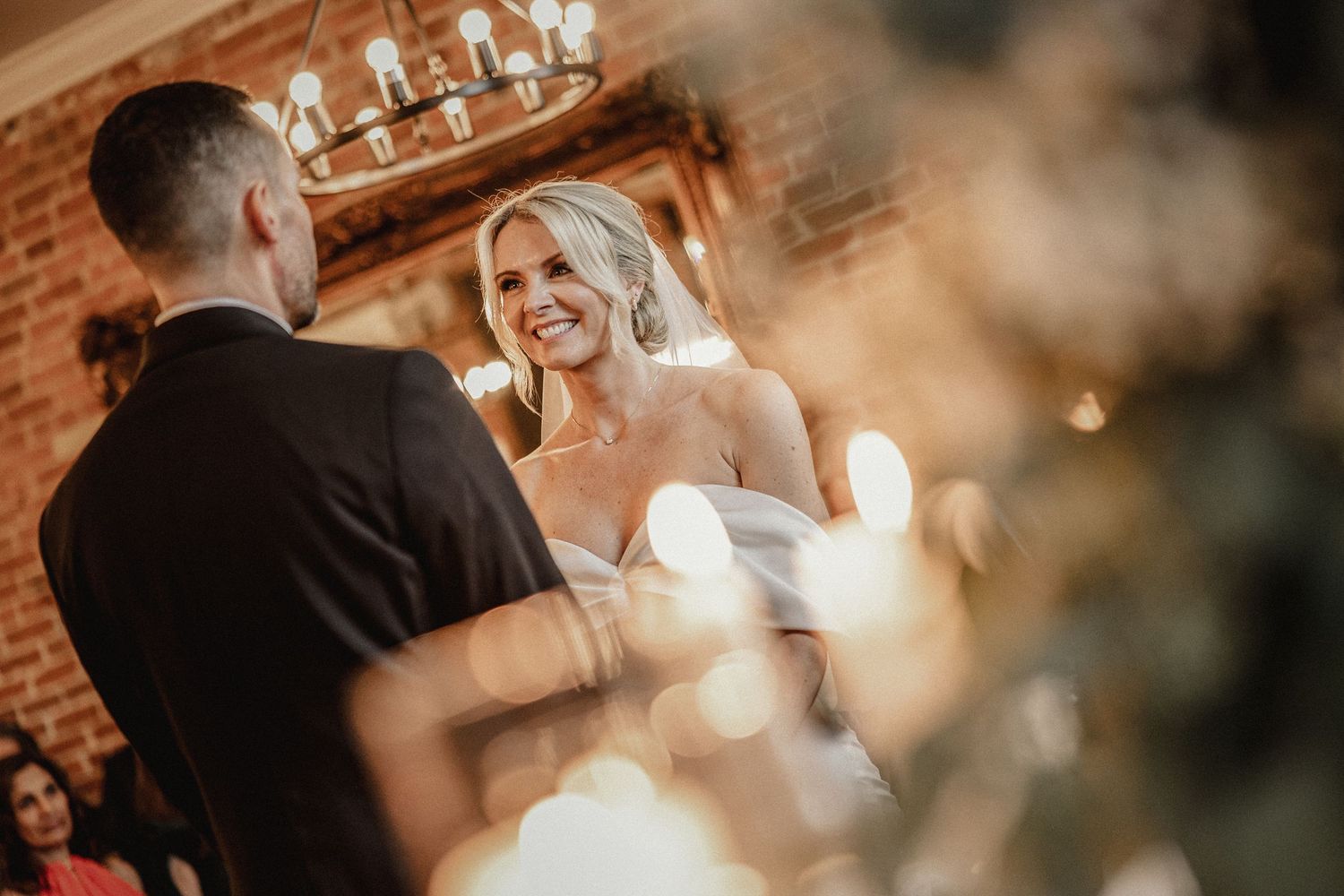 Elegant Oakville wedding ceremony captured with timeless and natural photography.