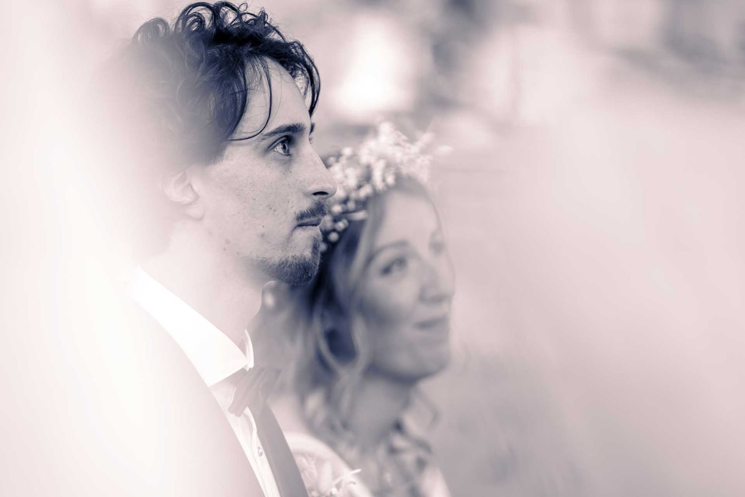 Hochzeitsfotografie: Bräutigam in Kirche horcht der Messe