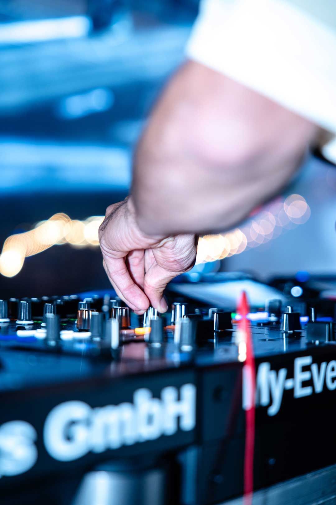 Eventfotografie: Nahaufnahme von Hand und DJ-Pult während dem Auftritt von DJ Giannex am Gurtenfestival