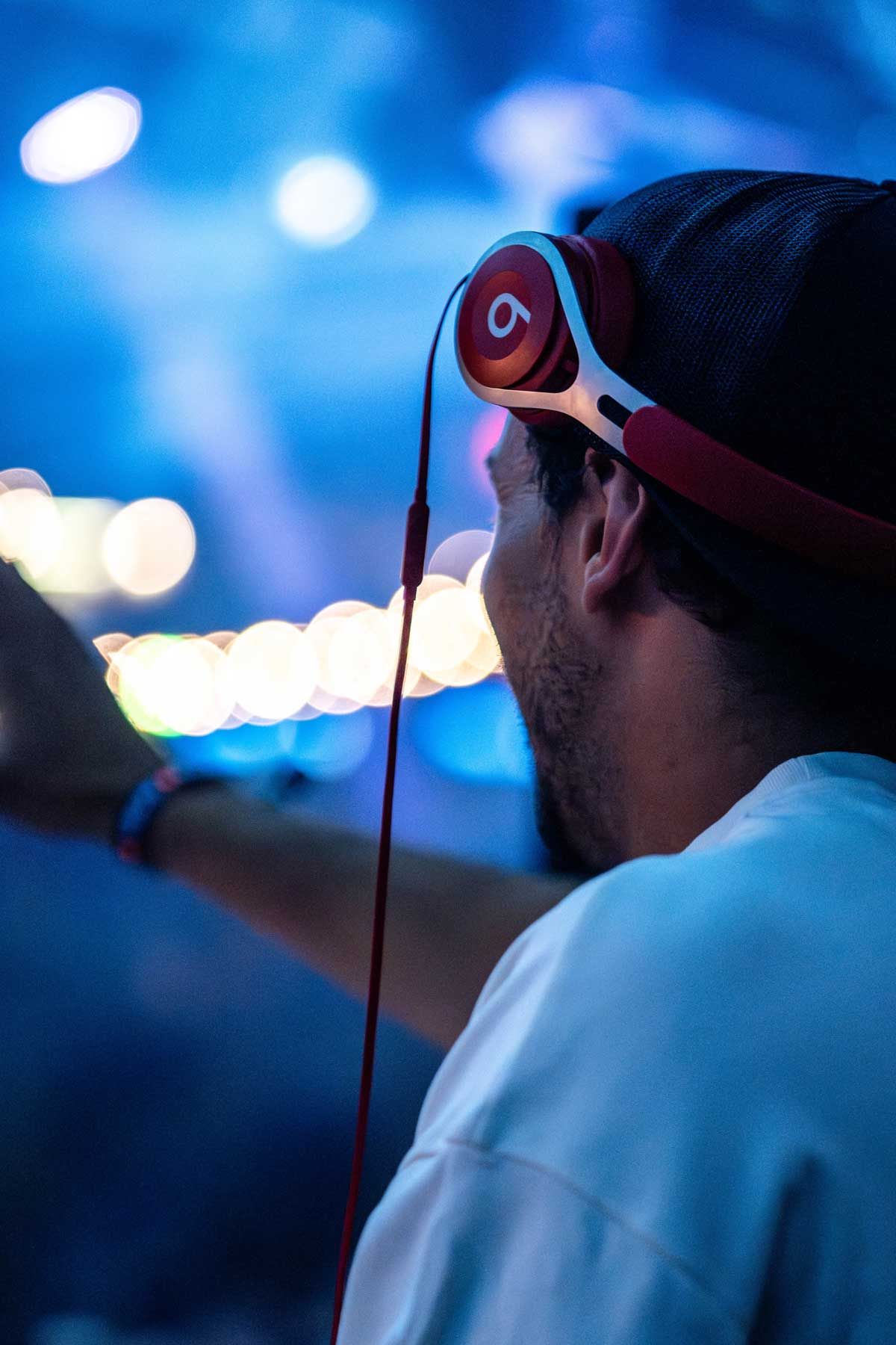 Eventfotografie: DJ mit Kopfhörer spielt seine Show am Gurtenfestival