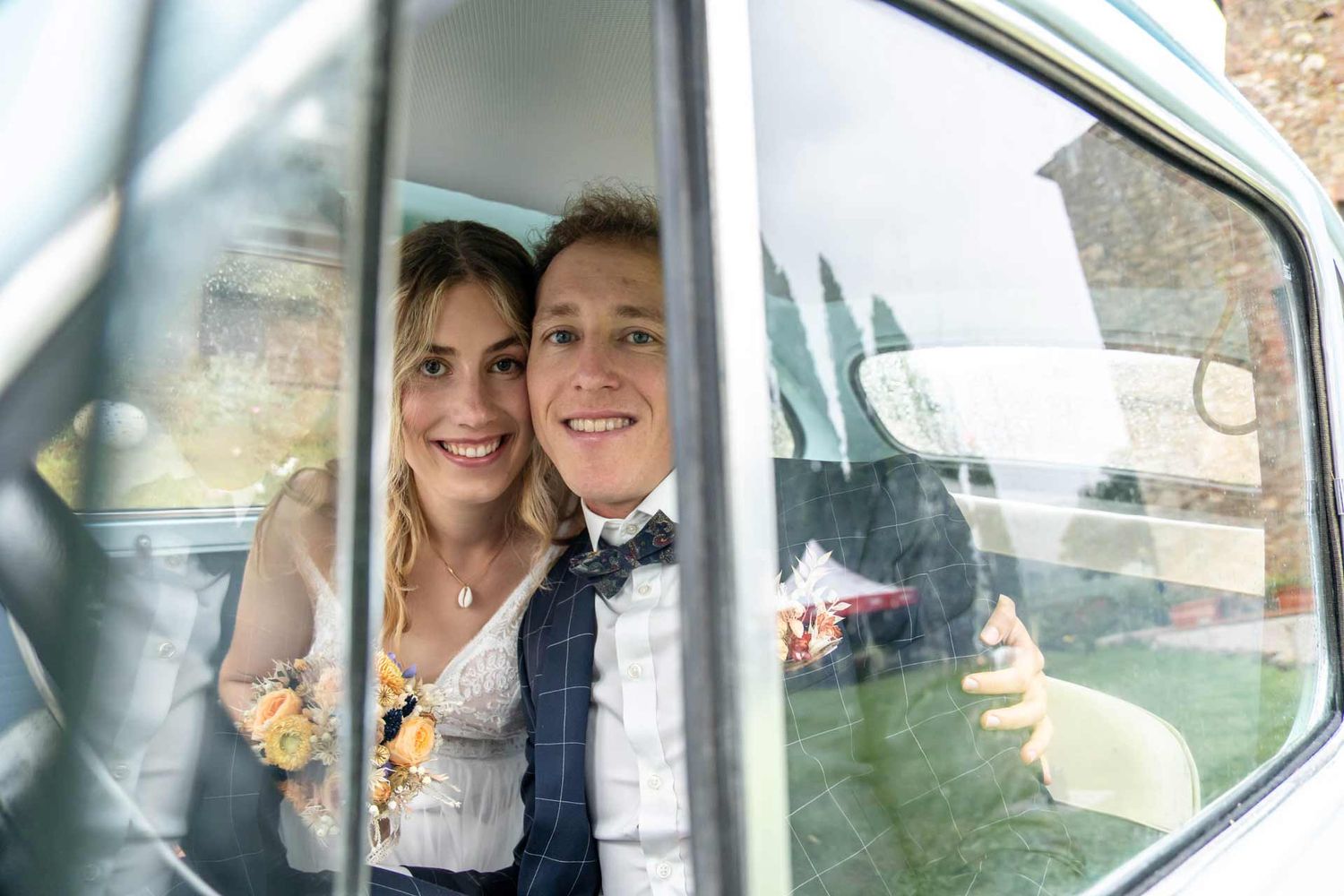 Hochzeitsfotografie: Hochzeitspaar in einem Oldtimer