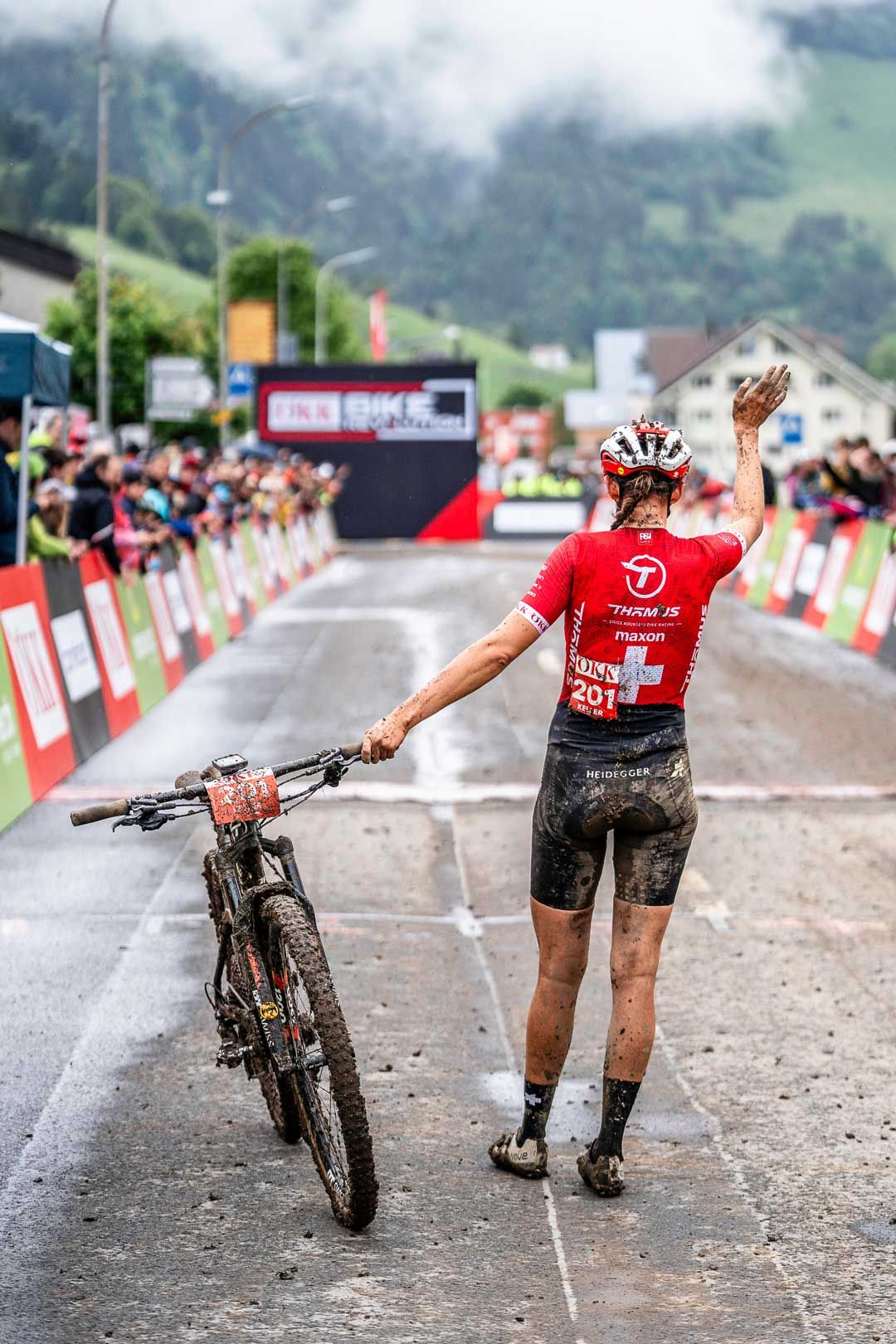 Eventfotografie: Alessandra Keller geniesst den Sieg und wartet auf die ihre Konkurrentinnen