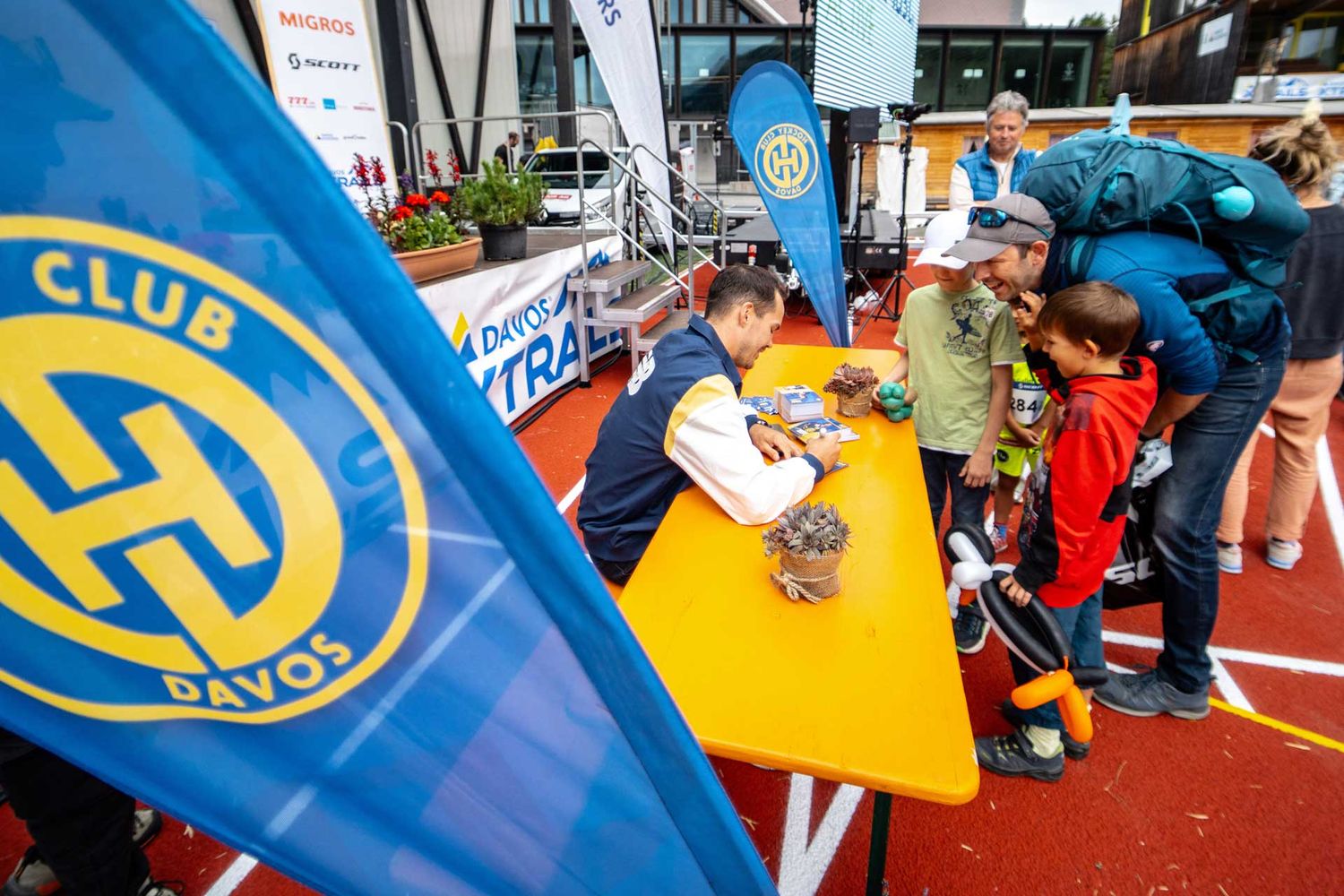 Eventfotografie: Valentin Nussbaumer vom HCD gibt Autogramme am Xtrails in Davos