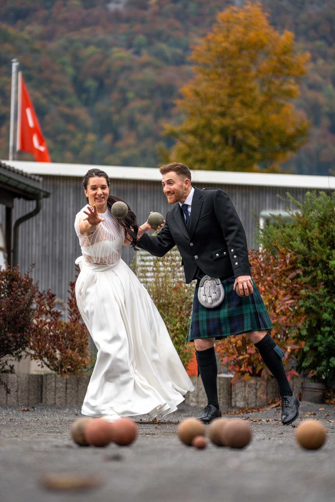 Hochzeitsfotografie: Hochzeitspaar spielt Boccia
