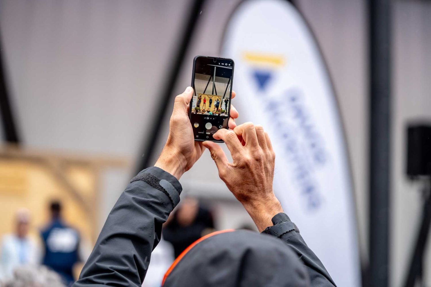 Eventfotografie: Person macht Foto mit dem Iphone
