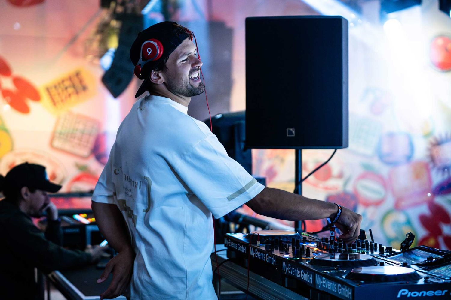 Eventfotografie: DJ Giannex geniesst das Publikum während seines Auftritts am Gurtenfestival