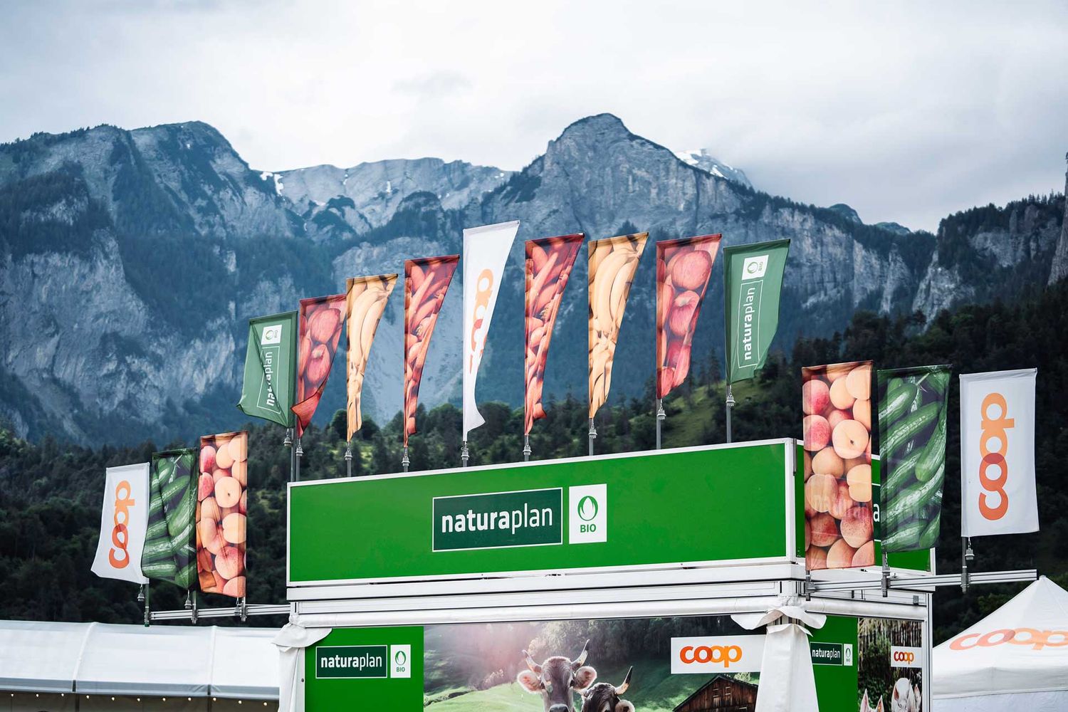 Eventfotografie: Sponsorenfahnen am Bünder Glarner Turnfest