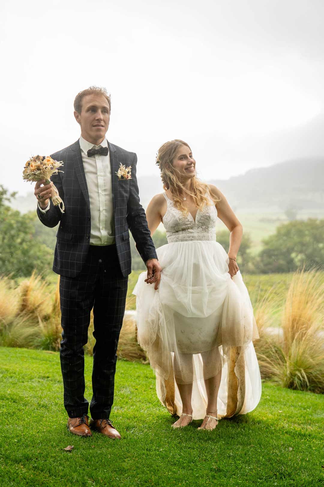 Hochzeitsfotografie: Braut zeigt ihr nasses Hochzeitskleid