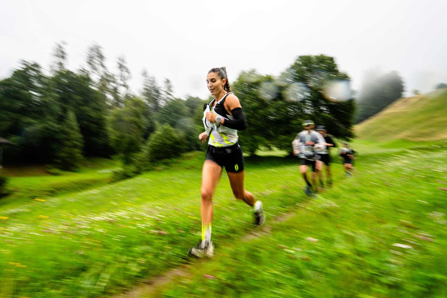 Eventfotografie: Läuferin springt im Regen