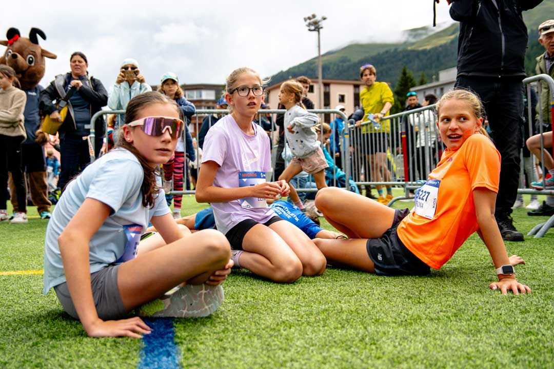 Eventfotografie: Drei Mädchen sitzen im Ziel und warten auf die weiteren Läuferinnen