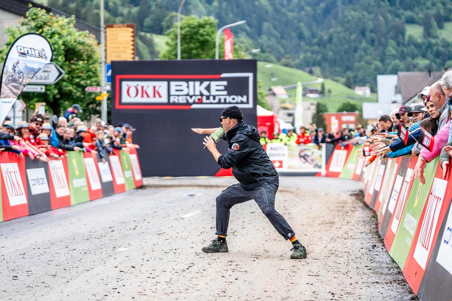 Eventfotografie: Dario Linder feuert das Publikum an während dem Event 