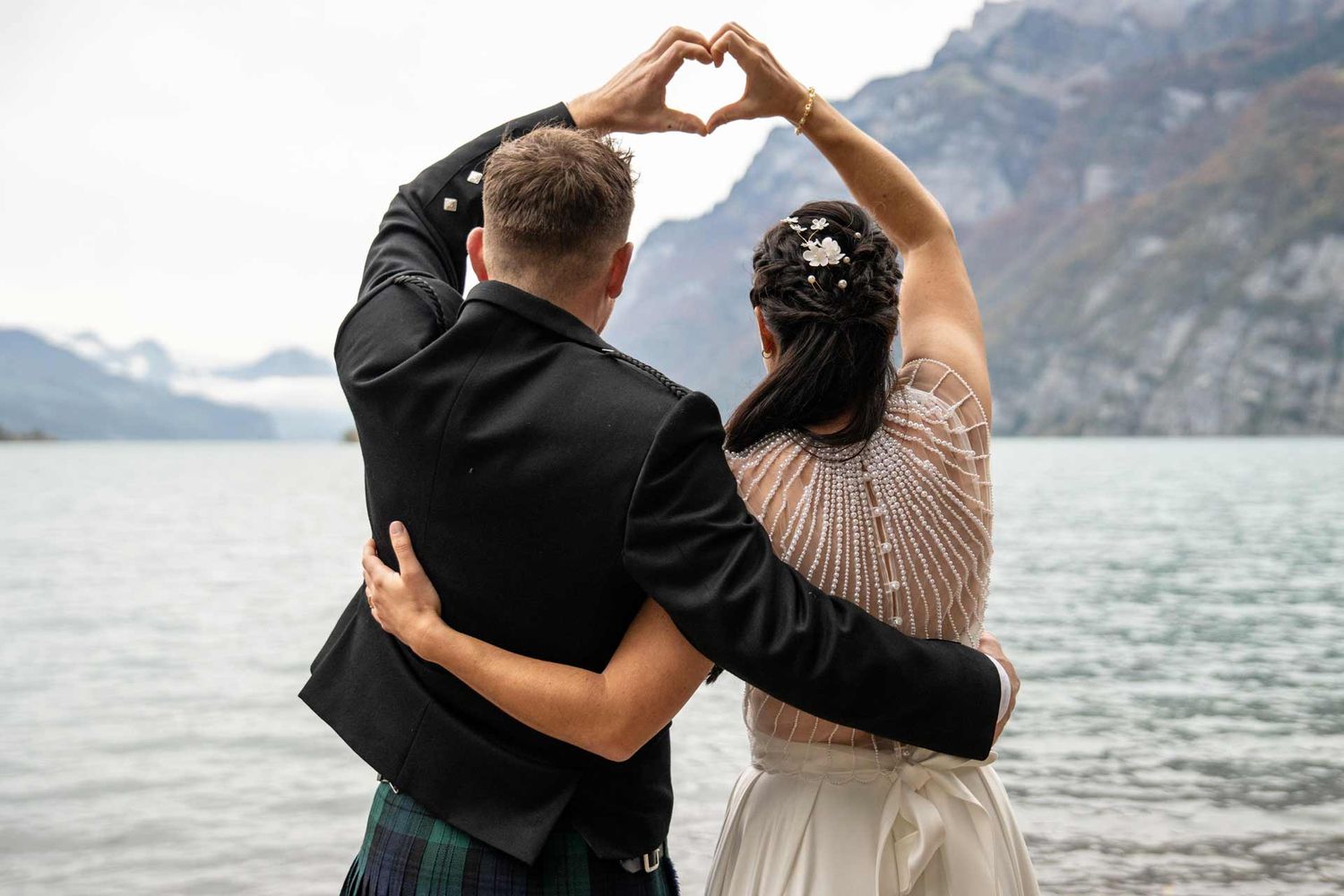 Hochzeitsfotografie: Braut und Bräutigam formen mit ihren Händen ein Herz
