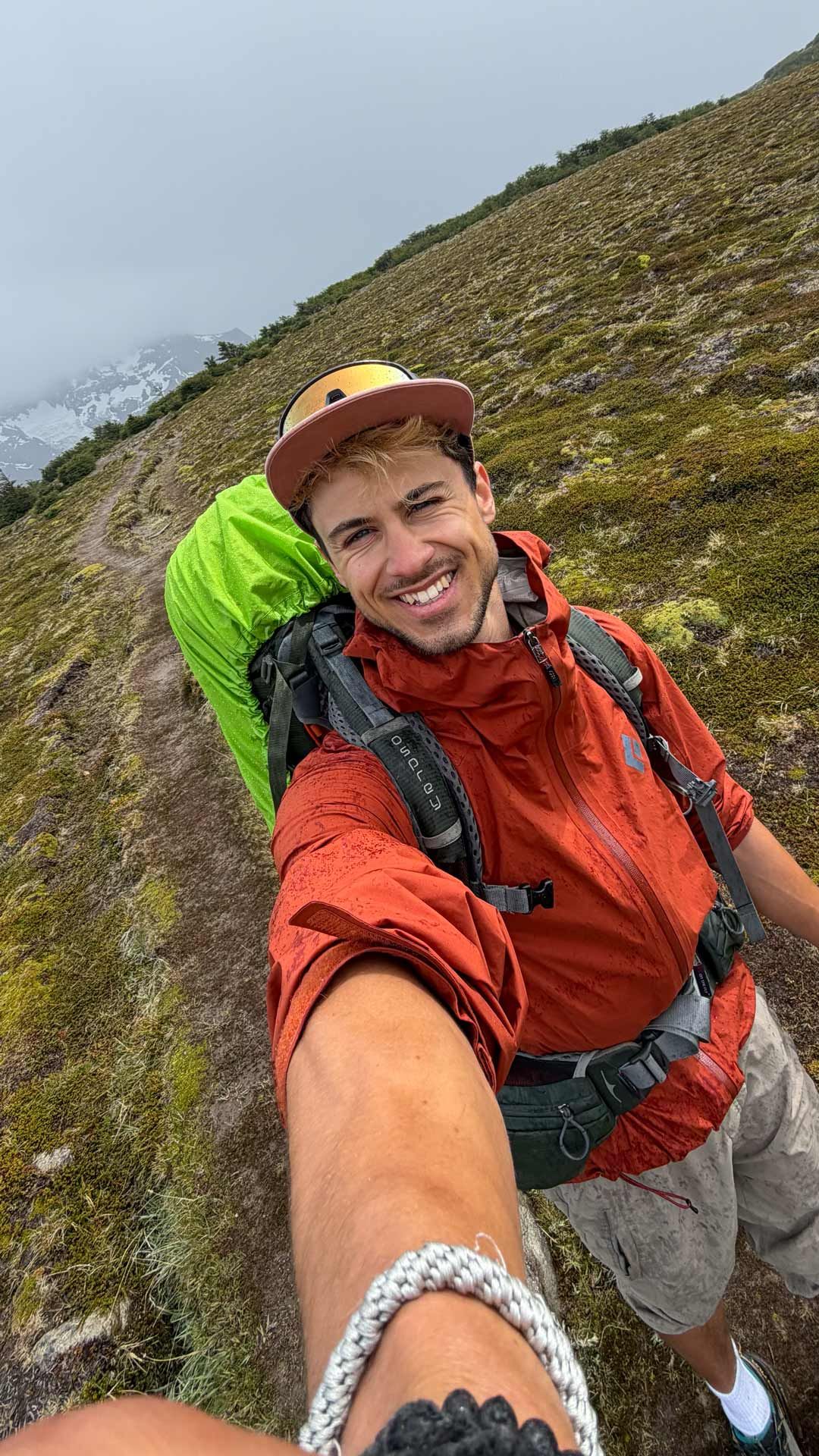Luca Gisler macht ein Selfie auf einer Wanderung