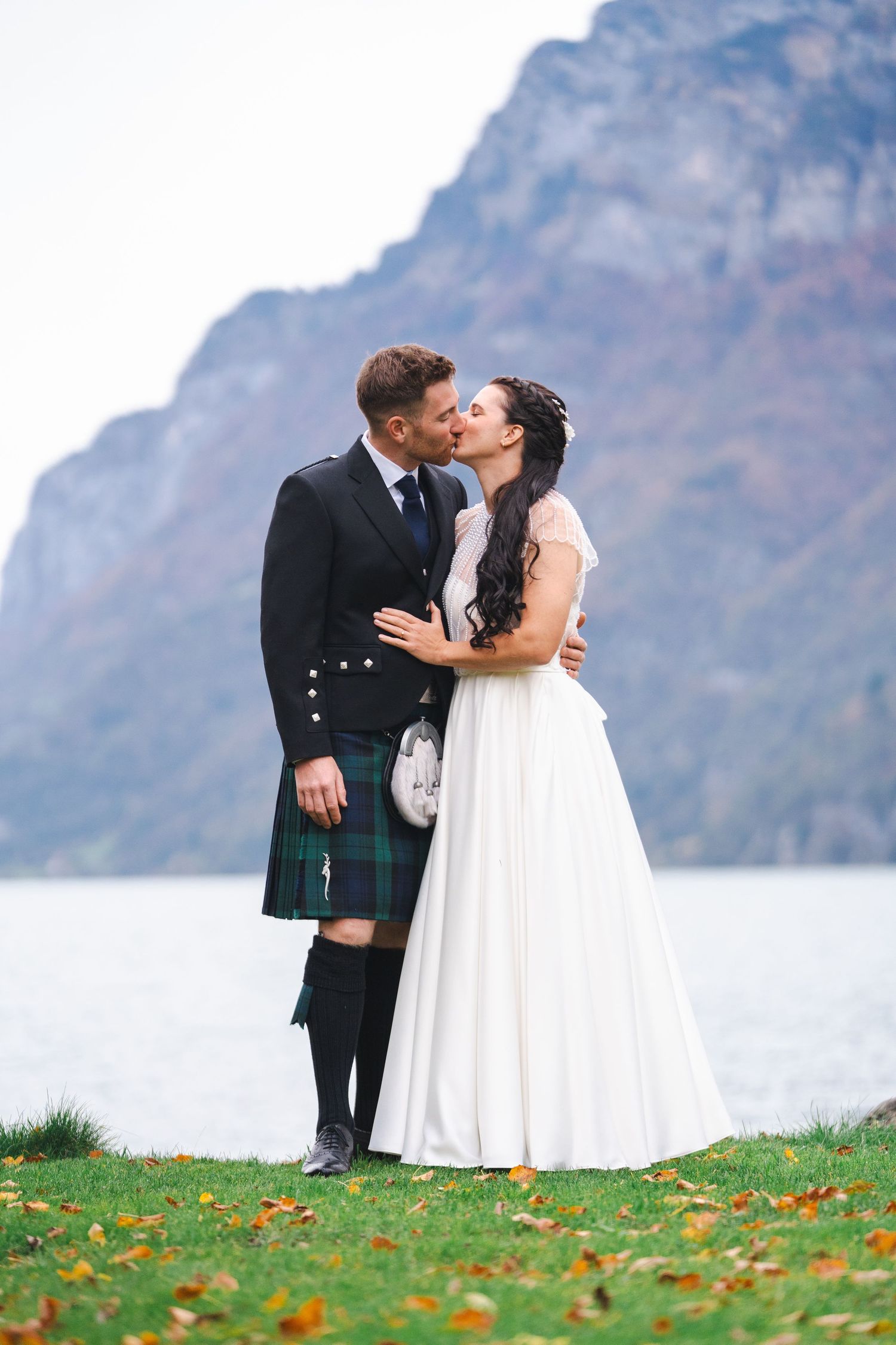Hochzeitspaar küsst sich am See
