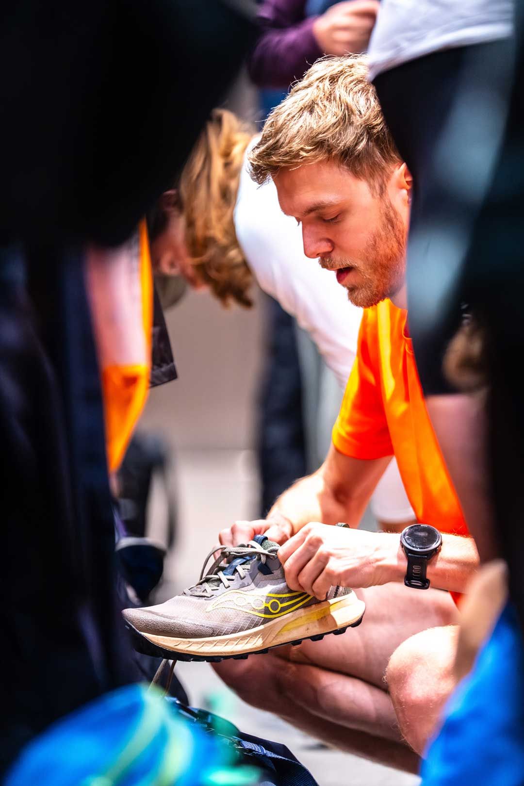 Eventfotografie: Läufer zieht Schuhe an