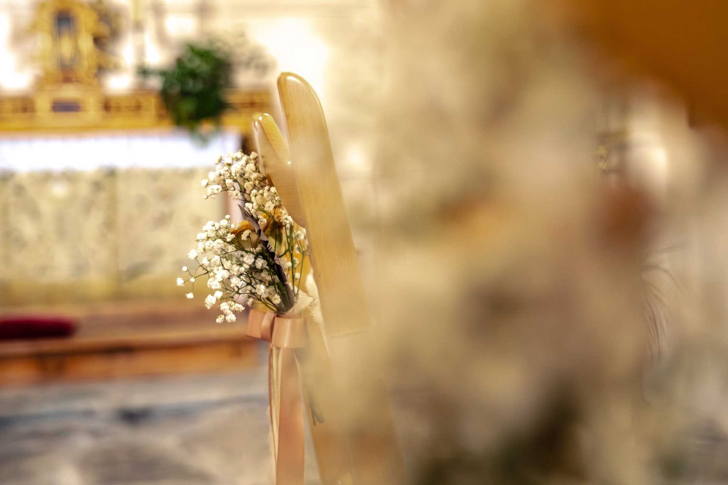 Hochzeitsfotografie: Blumenstrauss als Dekoration in der Kirche