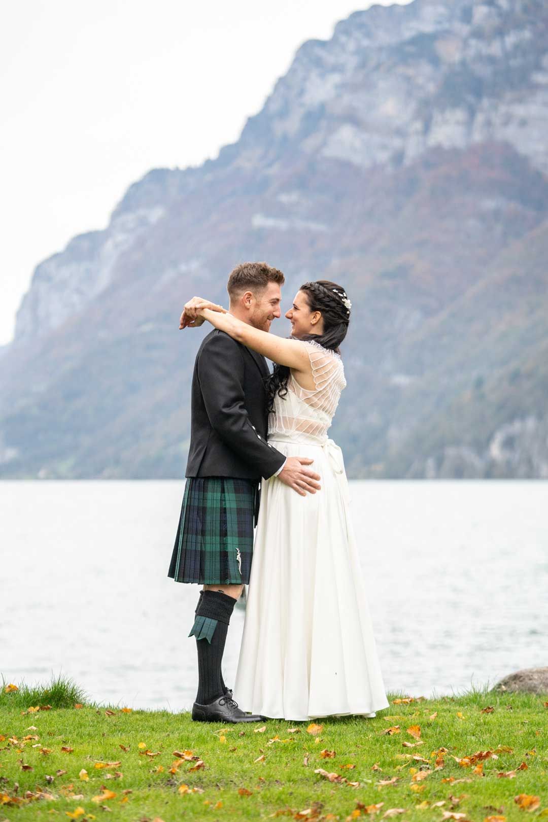 Hochzeitsfotografie: Braut und Bräutigam umarmen sich am See