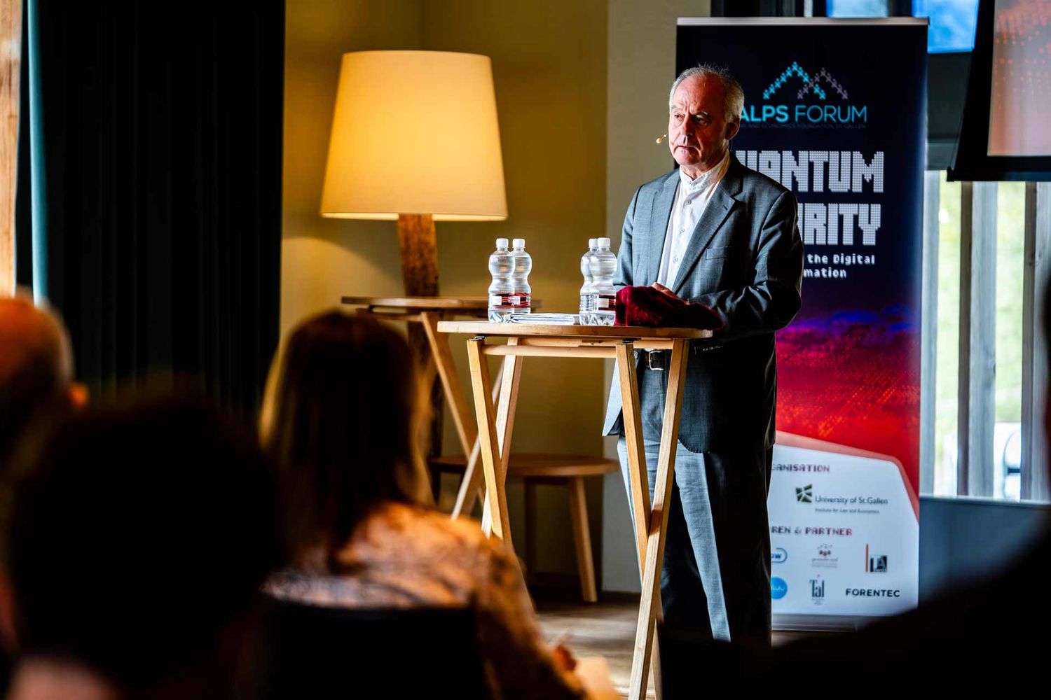 Eventfotografie: Redner auf der Bühne beim Alps Forum in der Lenzerheide, Publikum im Vordergrund