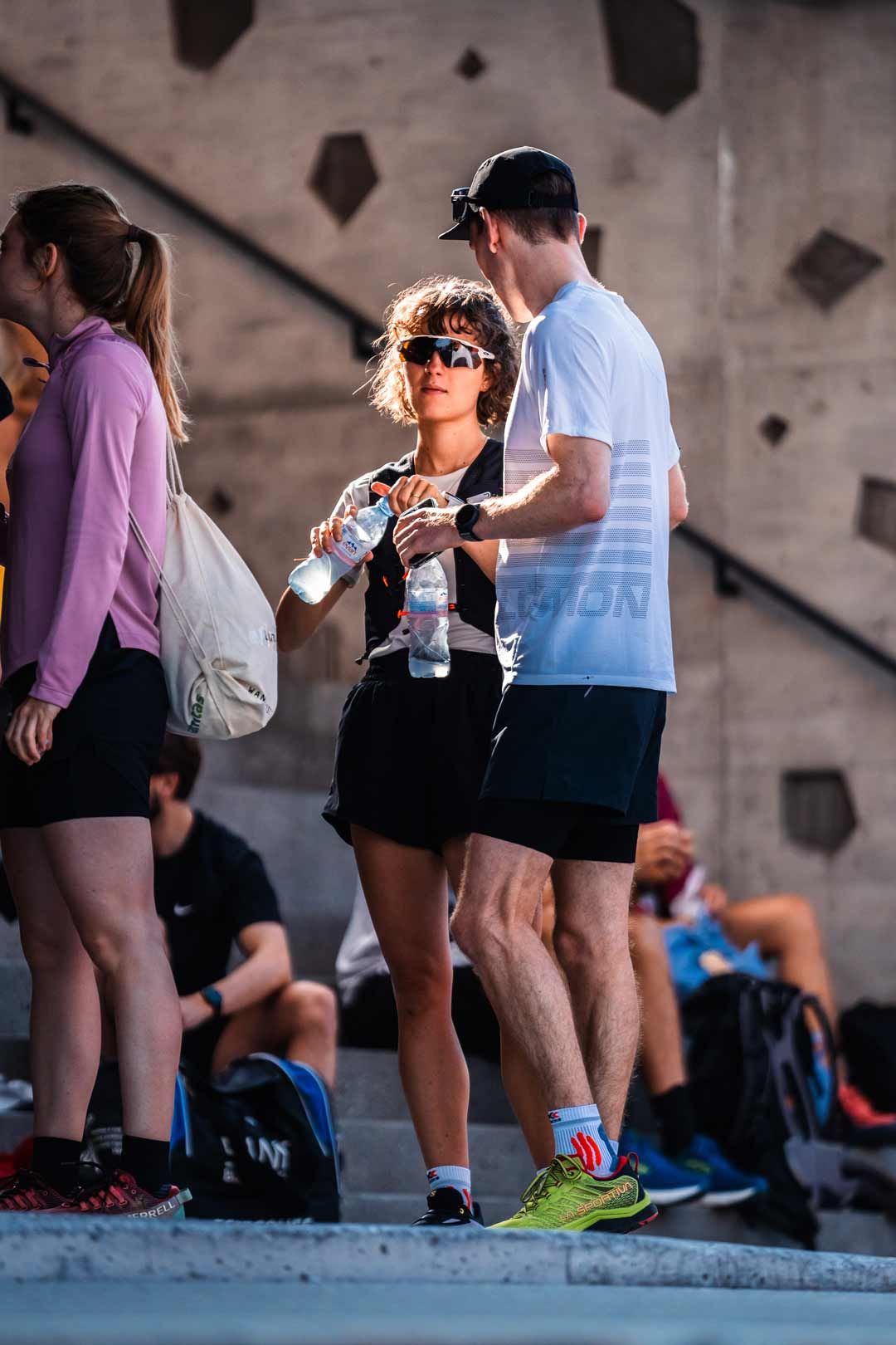 Prerace Emotionen. Frau ist durch die Morgensonne beleuchtet.