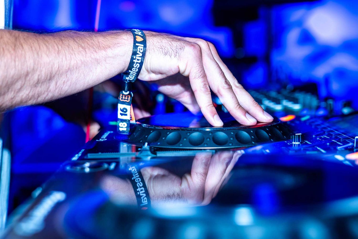Eventfotografie: Detailaufnahme von Hand während dem Auftritt von DJ Giannex am Gurtenfestival