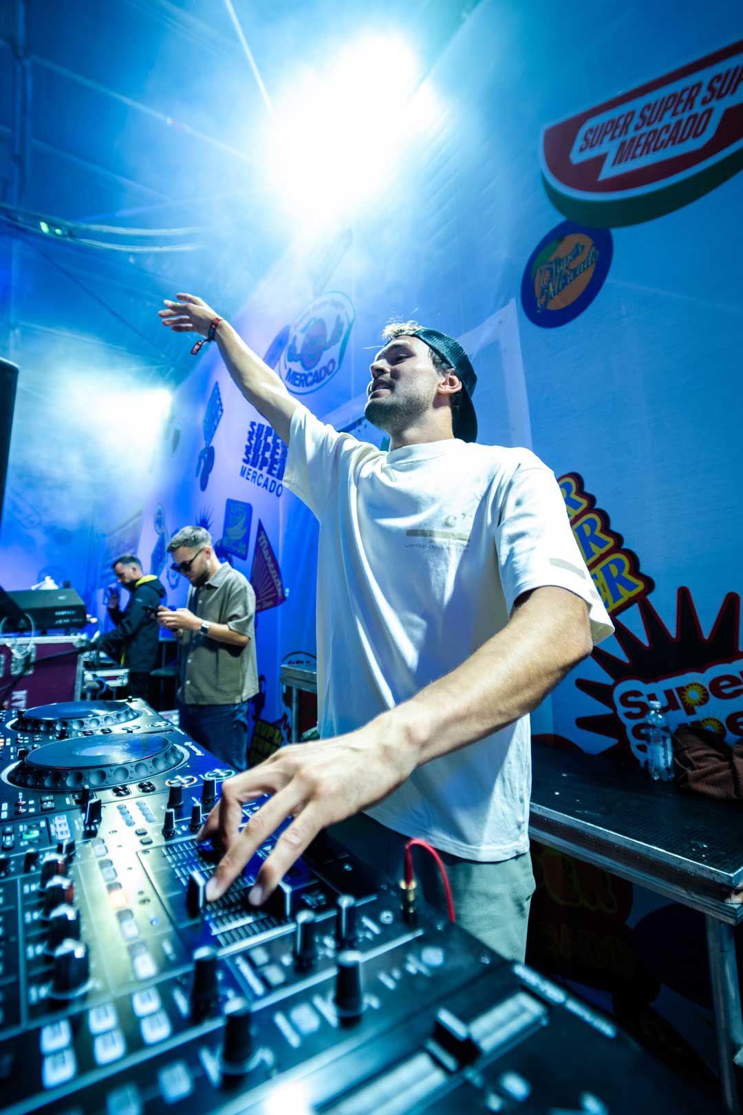 Eventfotografie: DJ Giannex motiviert das Publikum während seines Auftritts am Gurtenfestival