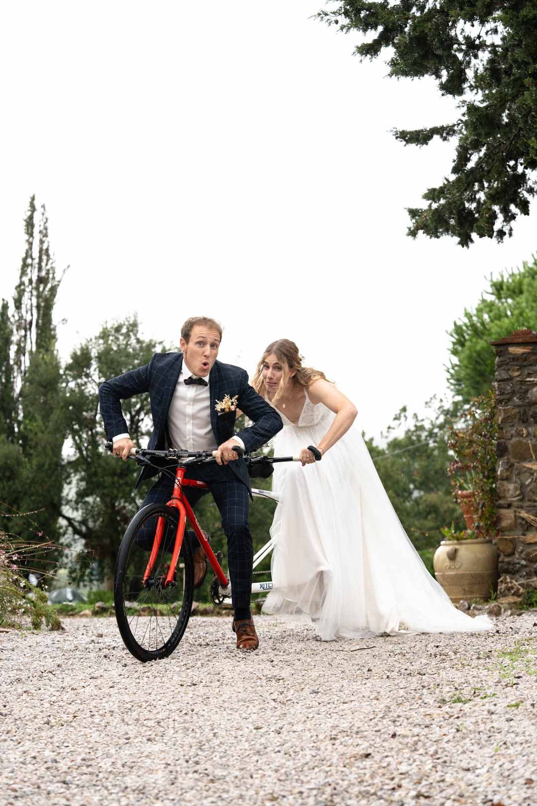 Hochzeitsfotografie: Hochzeitspaar jubelt auf einem Tandem und freut sich auf die Hochzeit