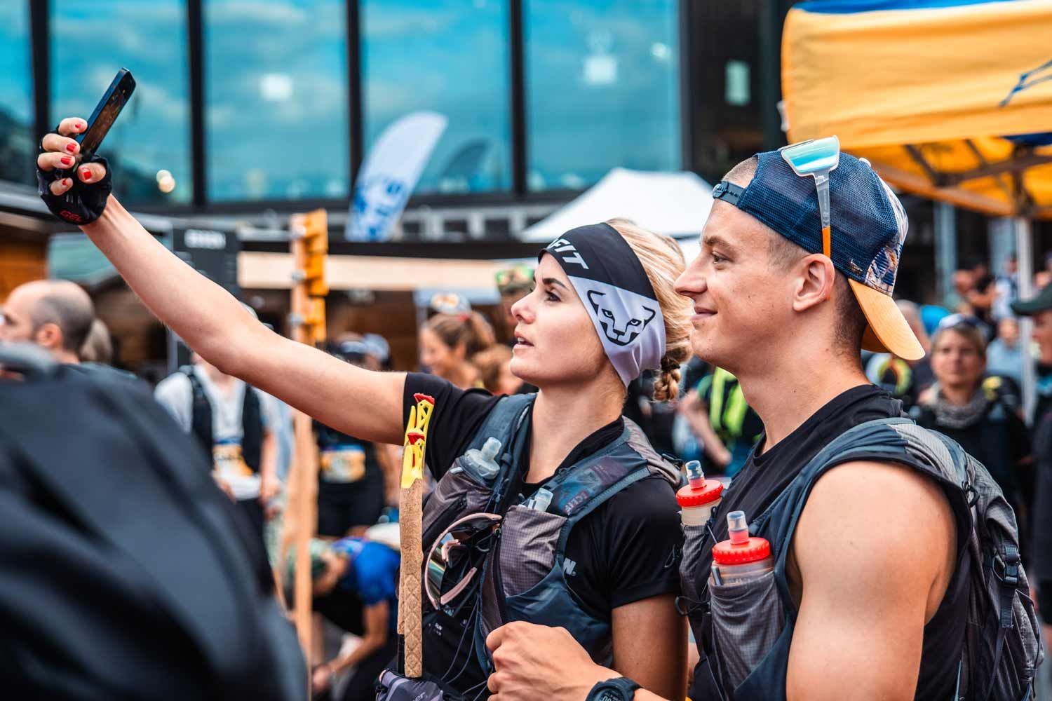 Paar macht Selfie vor dem Start