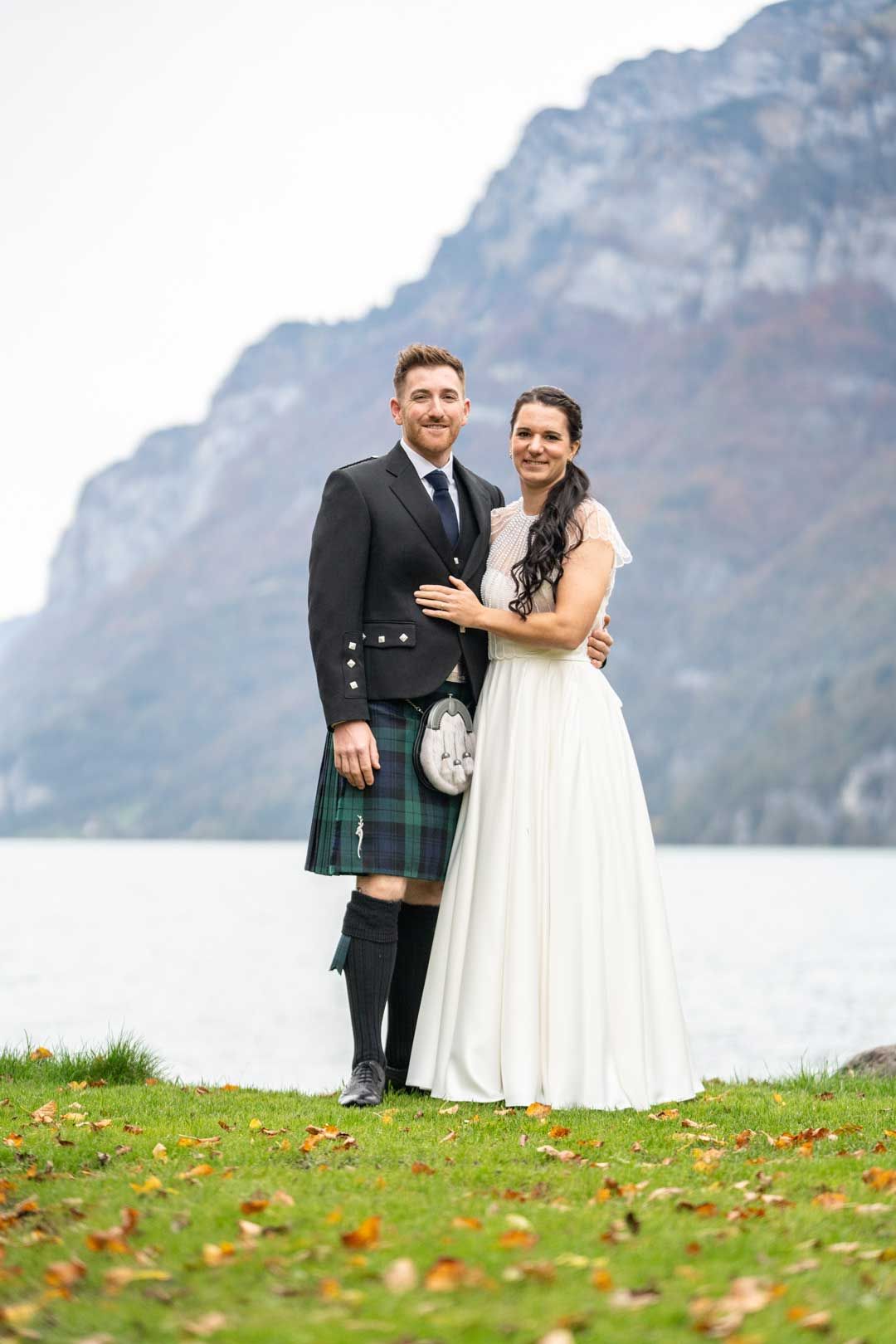 Hochzeitsfotografie: Braut und Bräutigam posieren am See