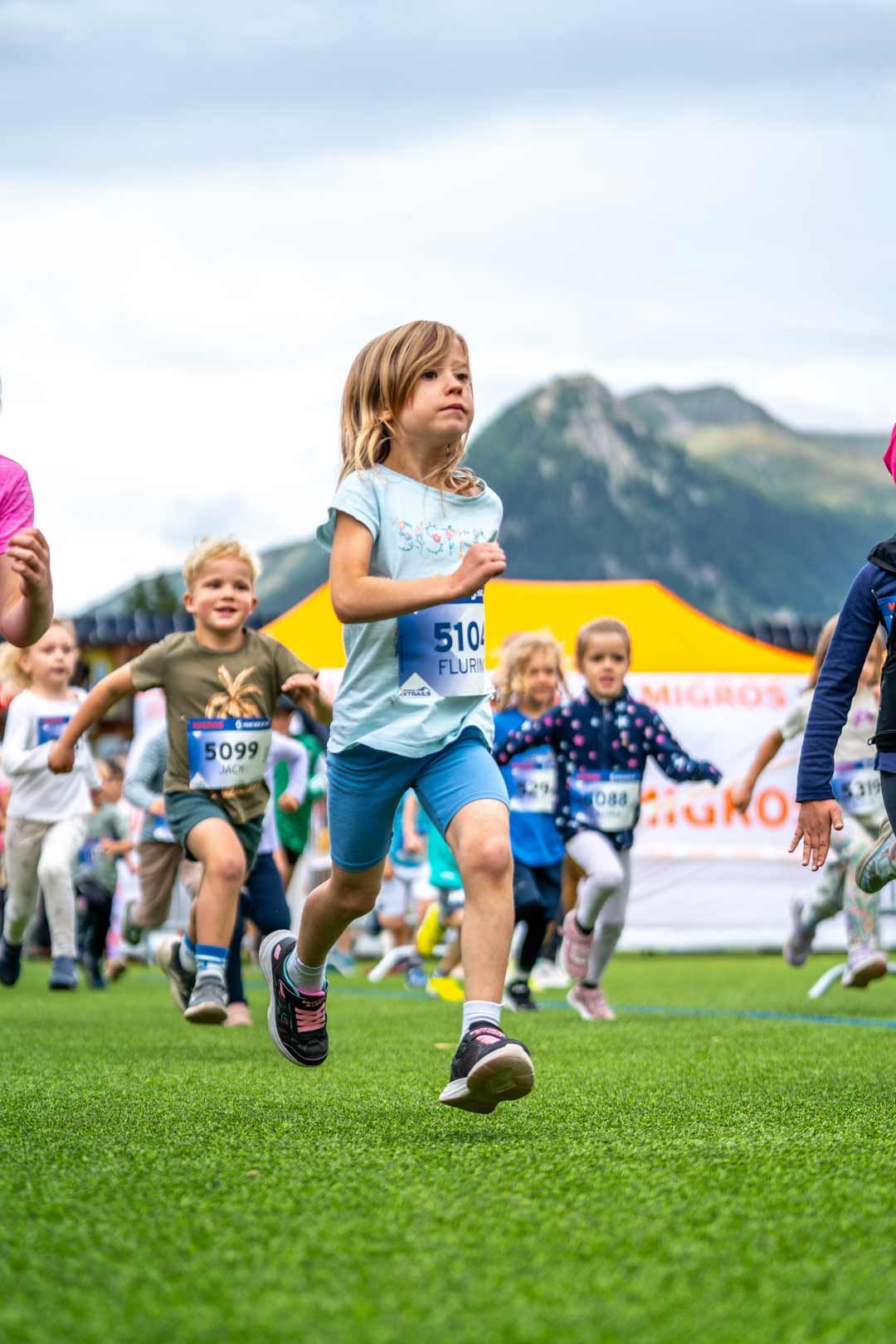 Eventfotografie: Kind ist Teil von einem Massenstart am Xtrail in Davos