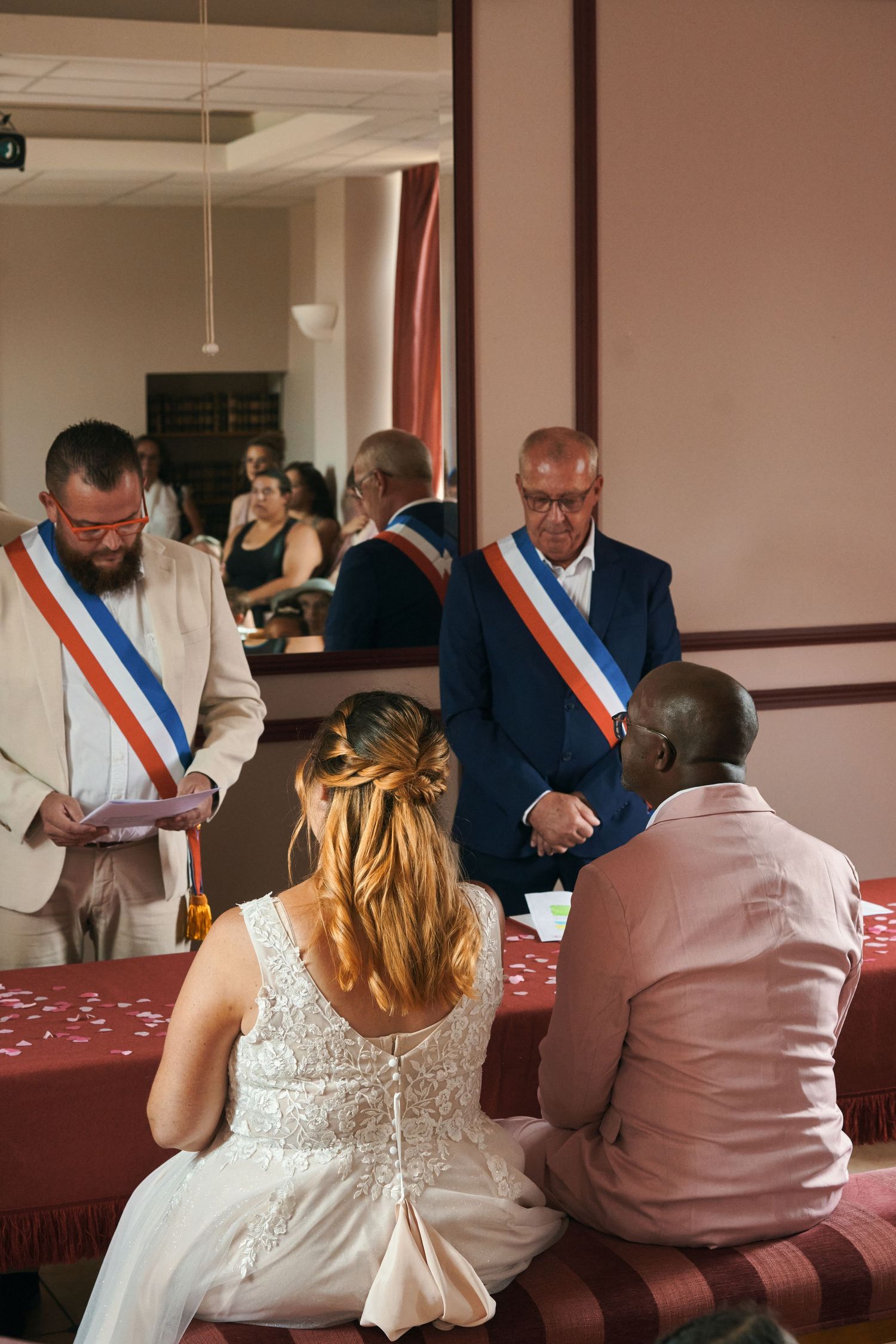 Mariage civil en mairie, le maire avec son écharpe tricolore face aux mariés et à leurs proches