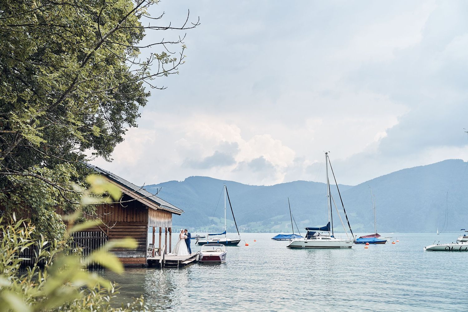 Ponton et voiliers sur un lac de montagne, lieu de mariage dans le Salzkammergut en Autriche