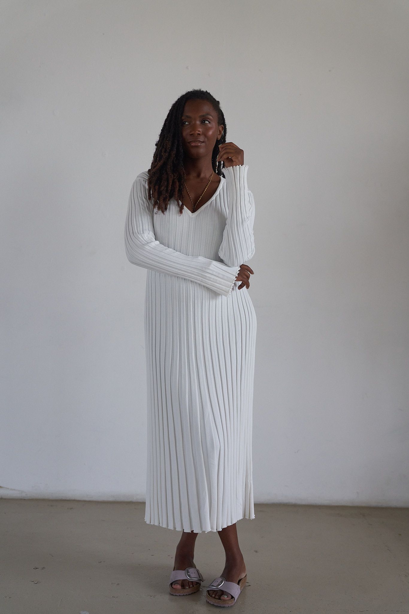 Marcie Monfret, photographe de mariage et de portrait, en robe blanche dans son studio