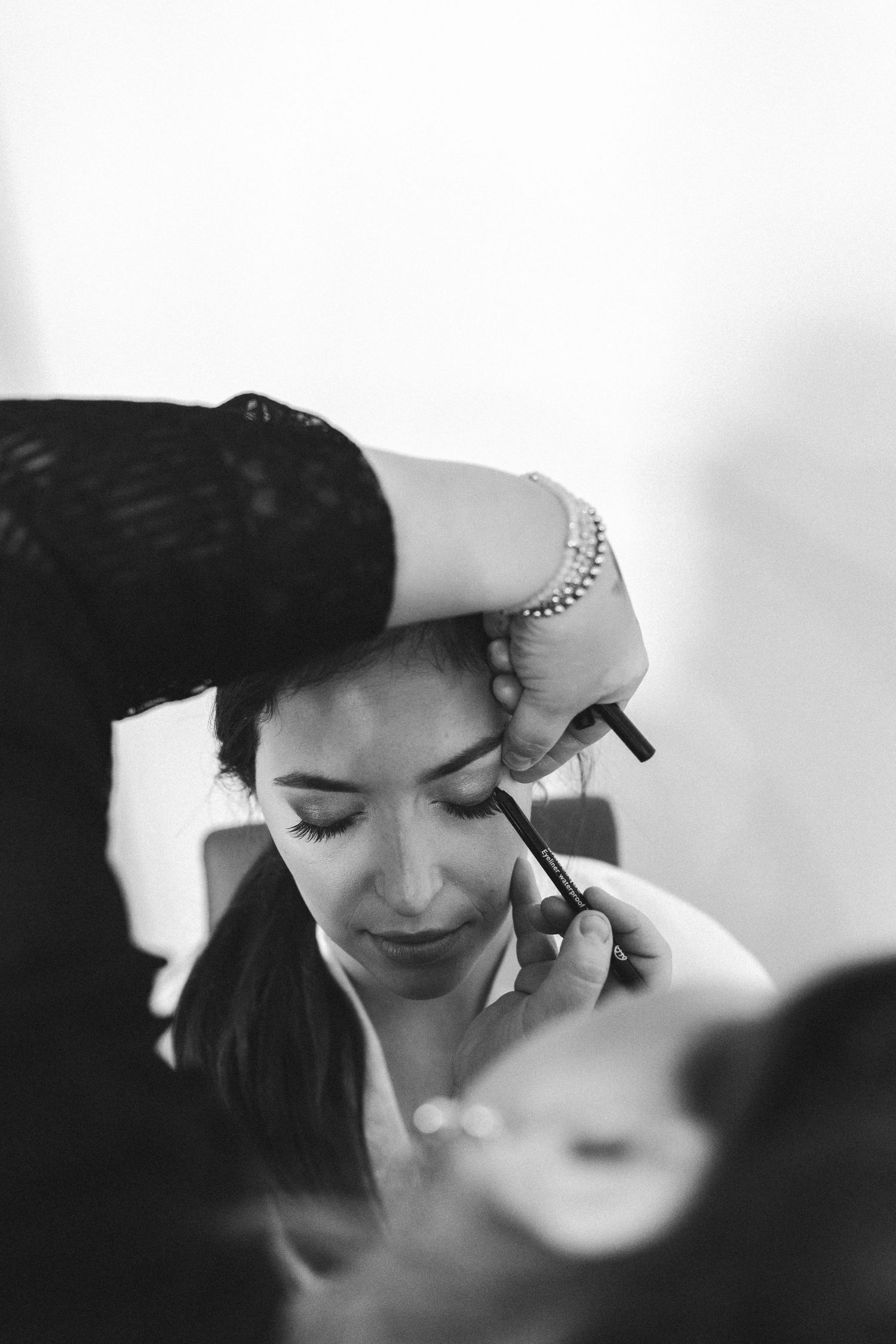 Styling der Braut beim Getting Ready in Mecklenburg-Vorpommern; Foto von Reinhard A. Deutsch